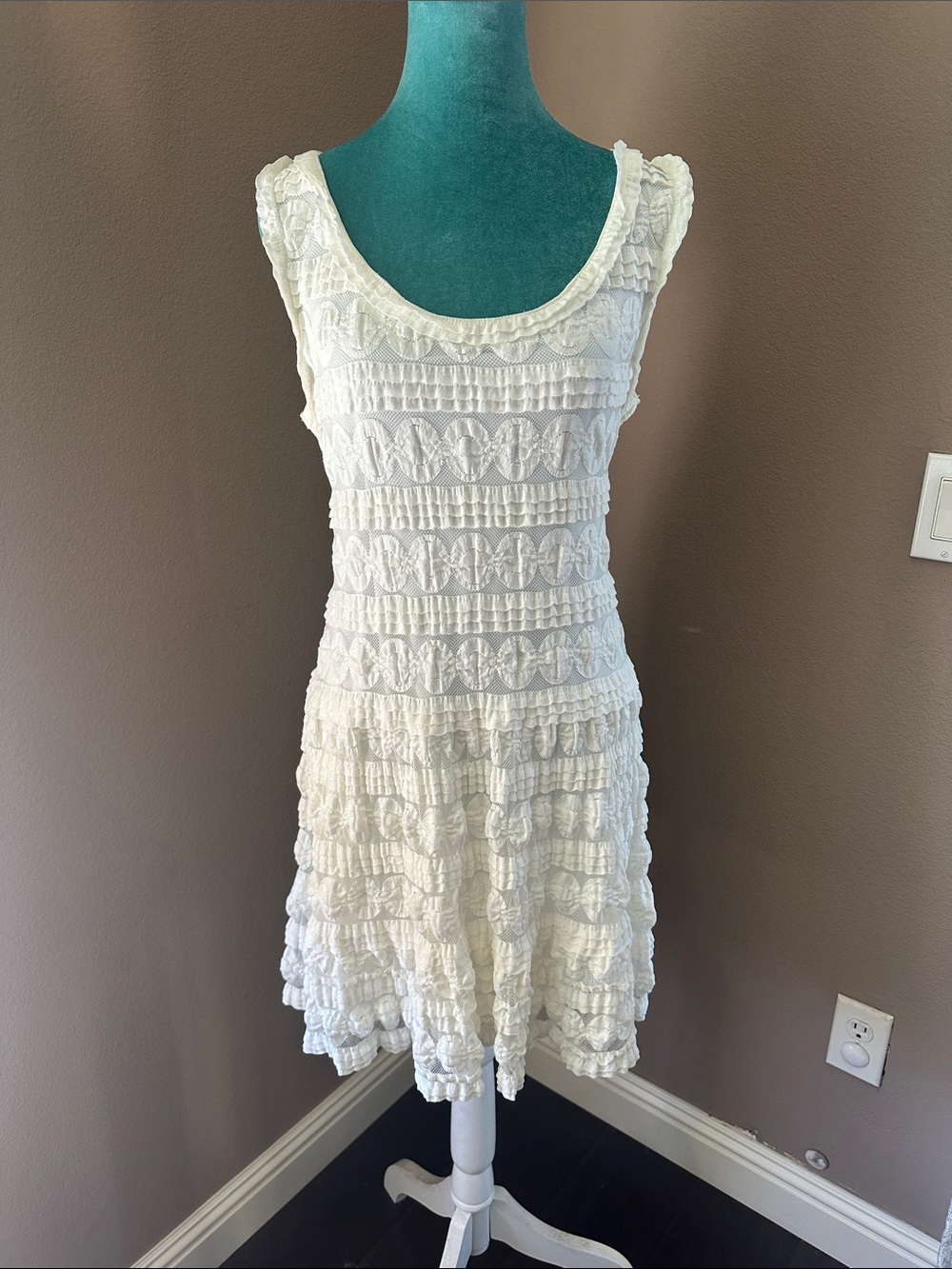 Max Edition White Scoop Neck Textured Tiered Mini Dress